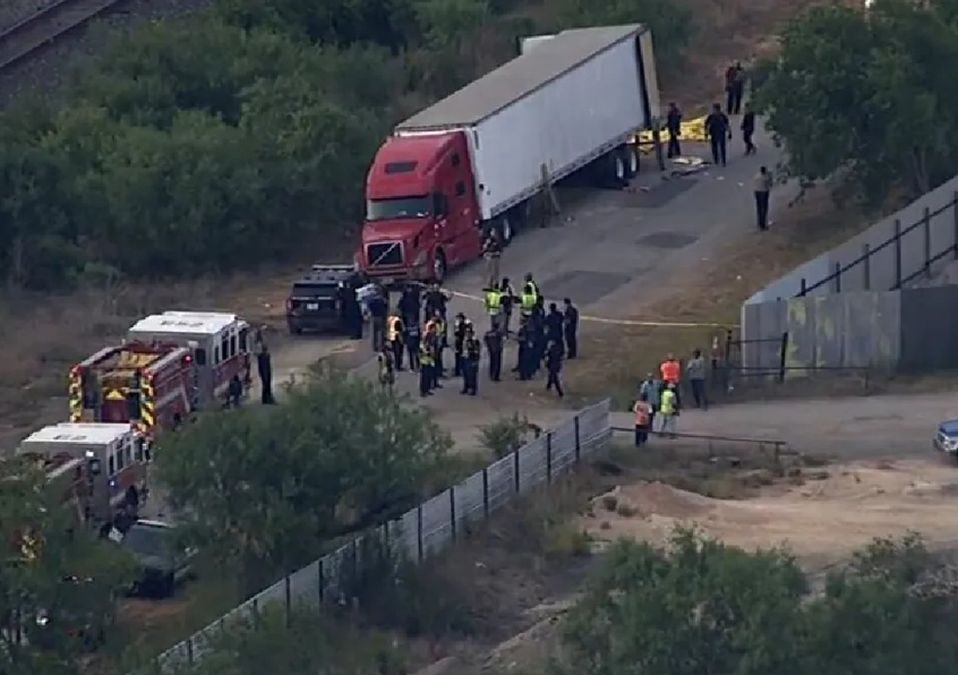 Sube a 50 la cifra de migrantes muertos hallados en tráiler en Texas. | Especial