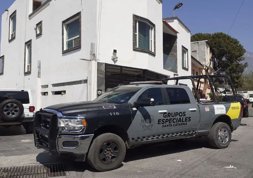 Aseguran arma, equipo táctico y droga tras operativo en Santa Catarina