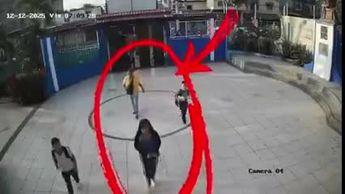 Niña muere en circunstancias extrañas minutos después de entrar a su escuela, revelan video de los hechos