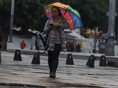 Ante la presencia de lluvias en todo el día, habitantes de la Ciudad de México cargan con su paraguas | Cuartoscuro