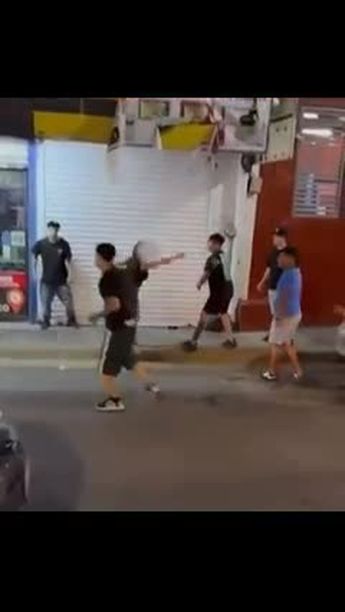 Captan pelea afuera de la Plaza de la Tecnología en Monterrey