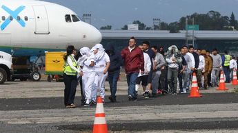 Migrantes deportados caminando en un aeropuerto / EFE