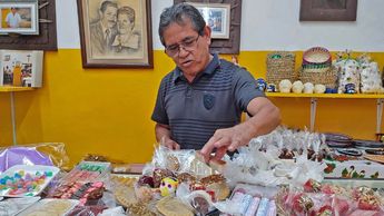 Emilio Quintana aprendió a hacer dulces típicos por su abuelo | Melanie Torres