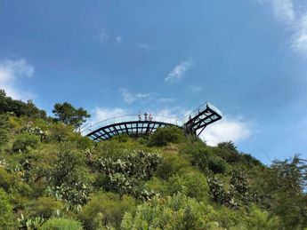 Mirador de cristal en Atlixco, Puebla visto desde abajo / Especial