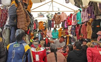 En el tianguis de ropa de Tepeaca se vende por mayoreo o menudeo / Melanie Torres