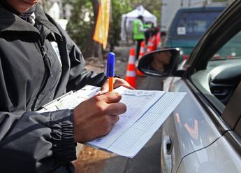 Oficial de tránsito aplicando una multa a un conductor en Jalisco | Fernando Carranza