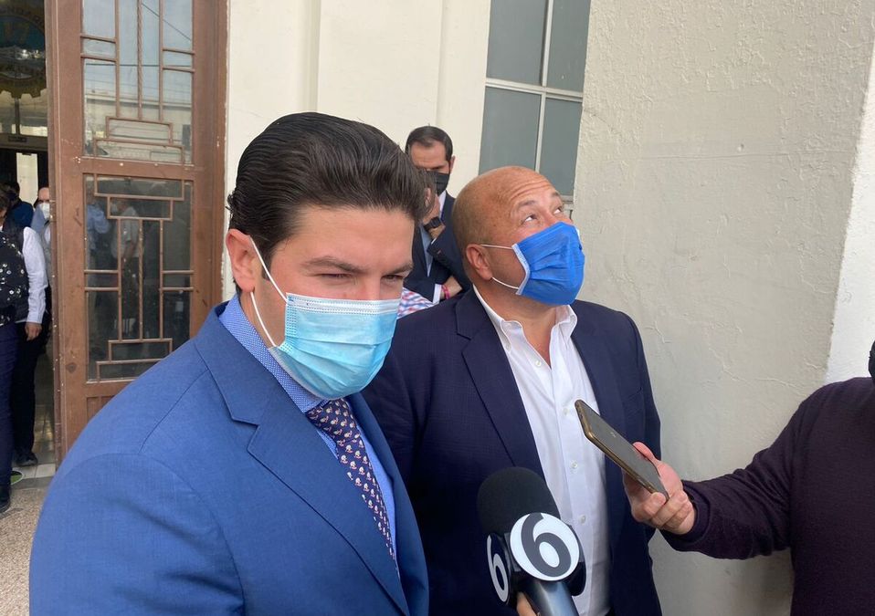 Enrique Alfaro paga apuesta a Samuel García. / Cynthia Pardo