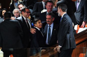 El rey de España saluda al hijo de AMLO, Jesús Ernesto Obrador en 2018