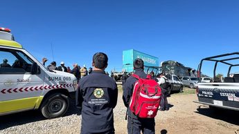 Servicios de auxilio brindan apoyo a familia embestida por tren en Esperanza, Puebla