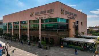 Este 30 de agosto en las afueras del Centro Joyero de Guadalajara asesinaron a policía auxiliar. | Centro Joyero Guadalajara vía Facebook.