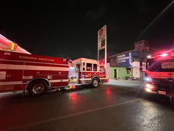 Debido al riesgo, cuerpos de rescate evacuaron la gasolinera junto a la casa abandonada siniestrada. | Ángel Mercado