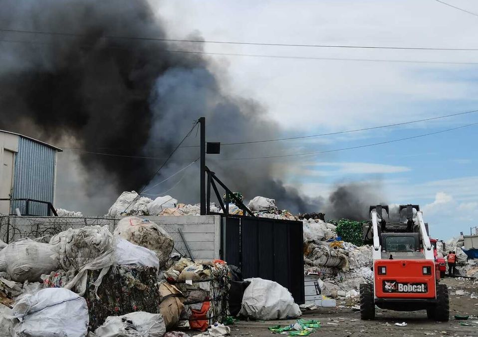 Se registra incendio en una recicladora en Escobedo. / Alexandra Amao