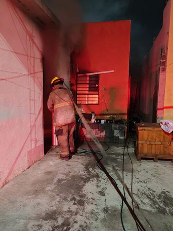 Incendio en una casa de la colonia Colinas del Aeropuerto. | Leyda Estrada