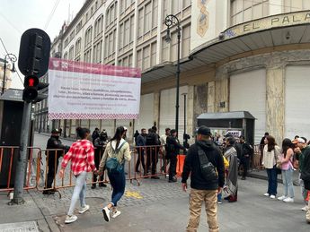 Familias ingresan al Zócalo de la CdMx