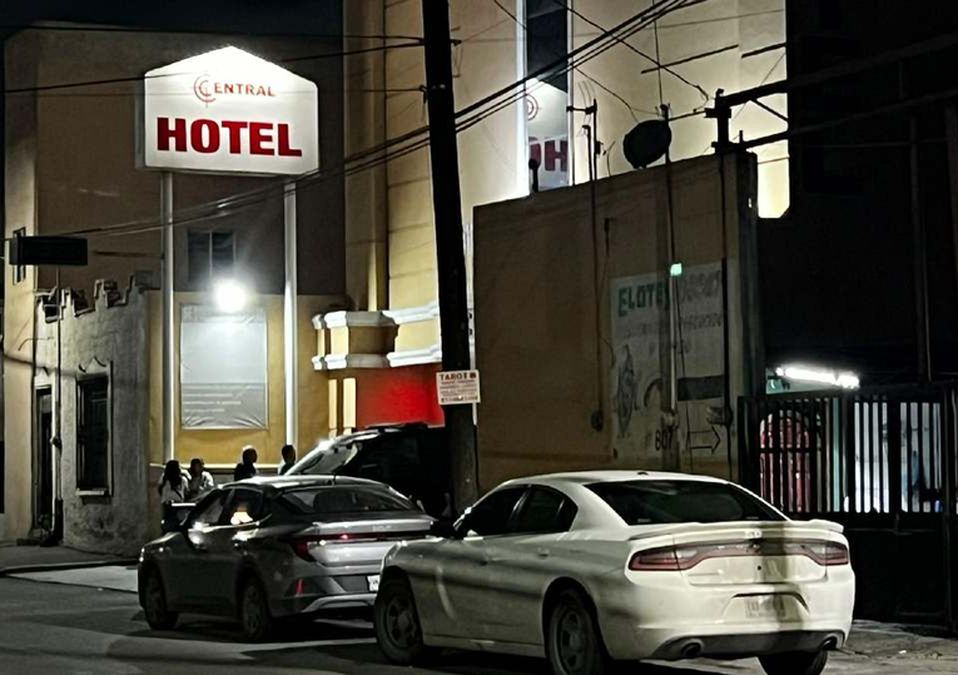 Elementos de la Policía de Monterrey acordonaron el área mientras agentes del Ministerio Público realizaban investigaciones. | Edgar Plata