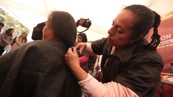 Cortan cabello a mujeres durante el comienzo del Trenzatón 2026 en Edomex | Monserrat Mata Cabrera