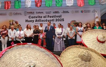 El gobernador Alejandro Armenta y la alcaldesa Ariadna Ayala durante el convite del Huey Atlixcáyotl en Puebla / Melanie Torres