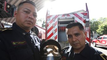 Tras la explosión, los bomberos comenzaron a enfriar el contenedor de la pipa, de 38 mil litros de gas en fase líquida | Jorge Carballo