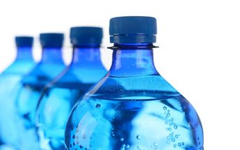 Para reducir riesgos, se recomienda no calentar alimentos en envases de plástico o unicel dentro del horno de microondas | Freepik
