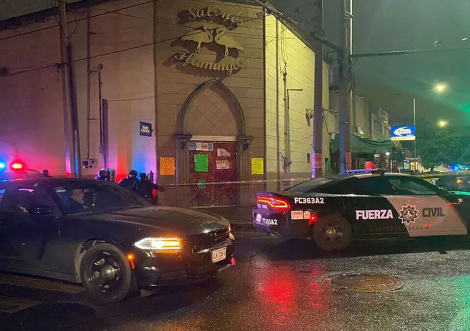 Atacan a balazos a hombre afuera de cantina en el Centro de Monterrey