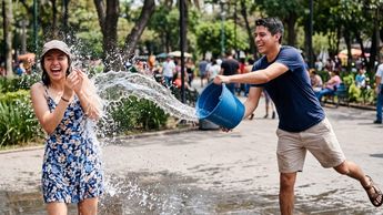 La tradición de arrojarse agua en Sábado de Gloria tiene raíces en antiguos bautismos colectivos y ritos de purificación | Gemini IA