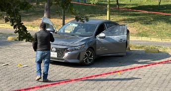 El automóvil estaba rodeado por al menos 30 indicios forenses | Juan Carlos Munguía