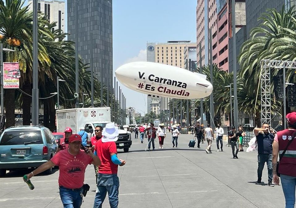 Simpatizantes arriban al Monumento a la Revolución para último informe de Claudia Sheinbaum / Alma Paola Wong