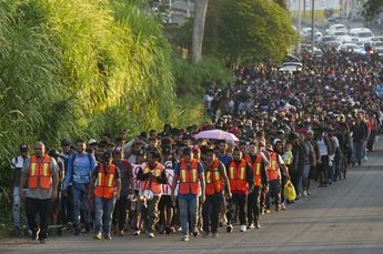 Caravana migrante con más de tres mil personas viajando desde México a Estados Unidos | Agencia AP