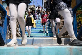 Las niñas bailan en medio de un camino rocoso y polvoriento | Agencia AFP