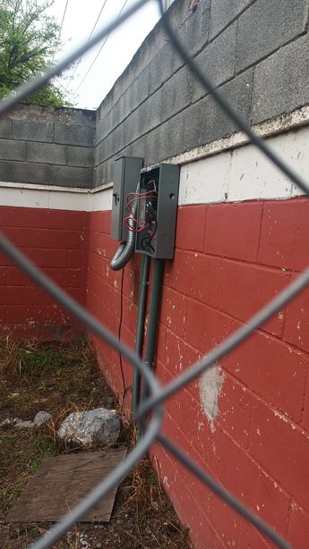 Aulas sin luz y con afectaciones en ventilación y seguridad tras el robo registrado en una escuela de Saltillo. | Maru Alvarado