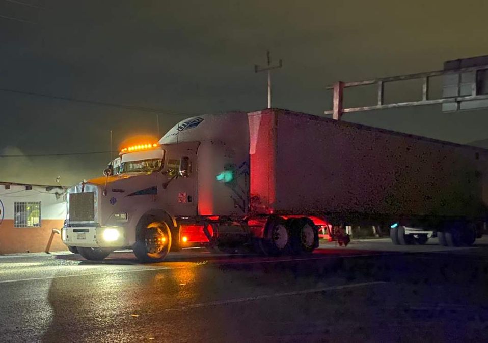 Un trailer fue atacado presuntamente con una pistola de postas en Santa Catarina. | Miranda Arias