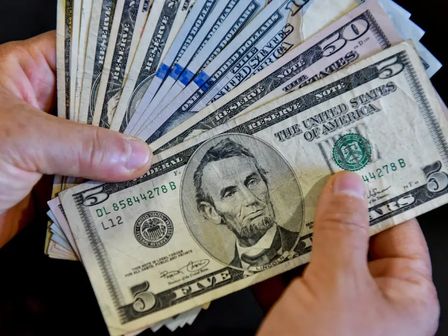 Cuando el precio del dólar baja, los mexicanos aprovechan para cambiar sus billetes | Freepik