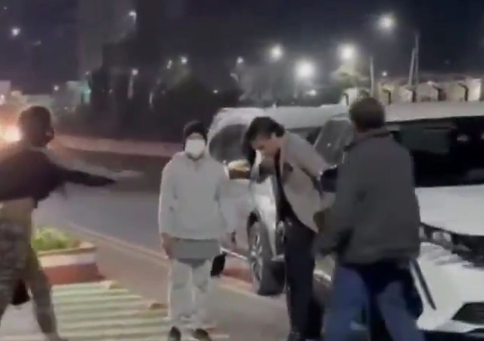 El hombre intentaba comprar un café cuando fue interceptado por la mujer. | Telediario