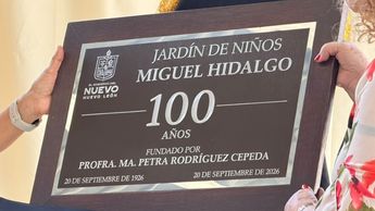 Placa conmemorativa por los 100 años del jardín de niños Miguel Hidalgo