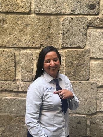Adriana conduce durante 8 horas todos los días, sin dejar de lado su labor de madre. | Telediario Especial