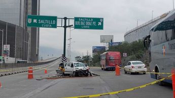Un auto compacto de color blanco fue uno de los protagonistas del accidente. | Leyda Estrada