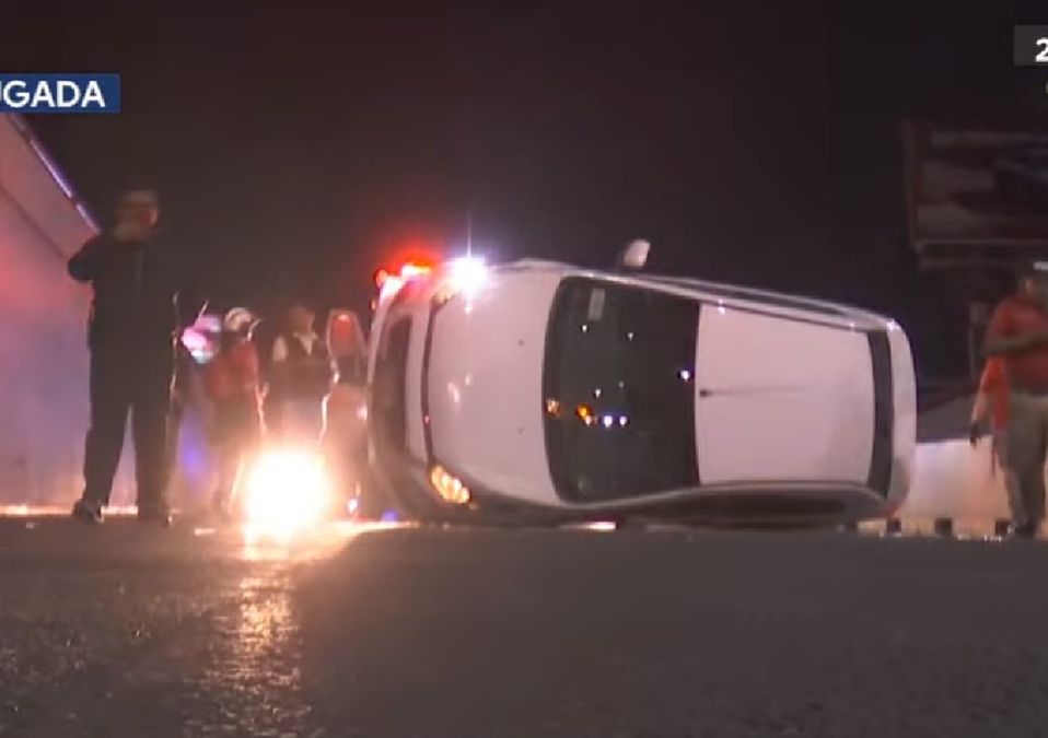 Conductora recibe cerrón y vuelca en avenida Leones. | Especial