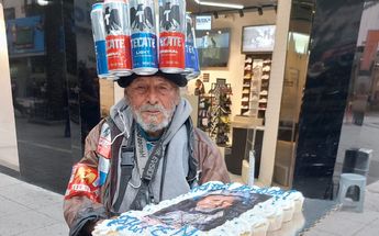 Tecate Man celebrando su cumpleaños en el Centro de Monterrey | Leyda Estrada