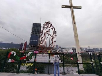 Virgen de Guadalupe en río Santa Catarina / Leonel Rocha