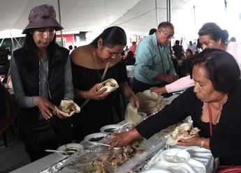 Mujeres degustan del 'taco más grande' en la Feria de las Carnitas 2024 en Puebla / Melanie Torres
