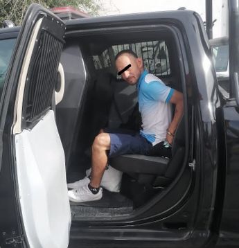 El hombre fue sorprendido con el automóvil Nissan Versa que contaba con reporte de robo. | Cortesía