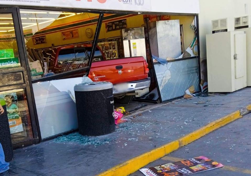 Un adulto mayor chocó su camioneta contra una tienda de conveniencia. | Cortesía