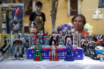 Venta de artesanías en la calle 6 Sur de Puebla / Agencia Es Imagen