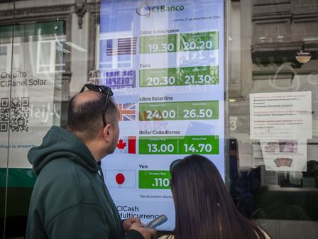 Diariamente, los ciudadanos revisan las divisas del dólar en los diferentes bancos mexicanos | Cuartoscuro