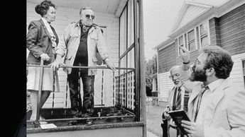 Ed y Lorraine Warren en la residencia de los Smurl.| Especial