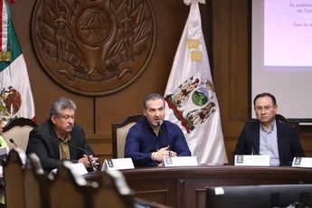 El alcalde Adrián de la Garza (centro) durante la conferencia de prensa en el Cabildo de Monterrey. | Luis Guerra