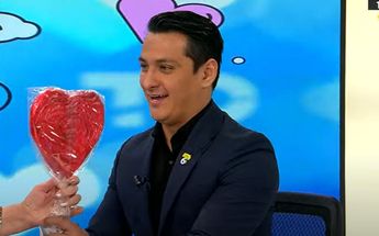María Julia tras regalo de Erik Solheim Rocha