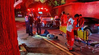 Paramédicos de la Cruz Roja brindaron primeros auxilios en el camellón antes de trasladar de urgencia a los tripulantes a diferentes hospitales.