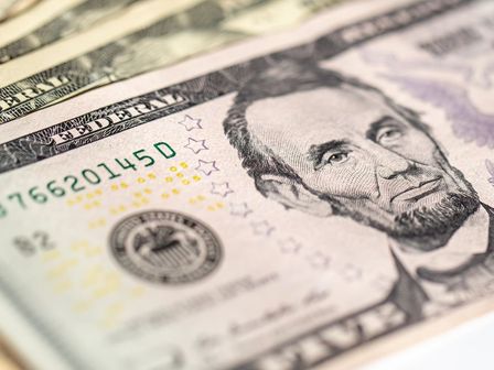 El dólar se mantiene bajo una racha de apreciación los primeros días de julio. | Magnific