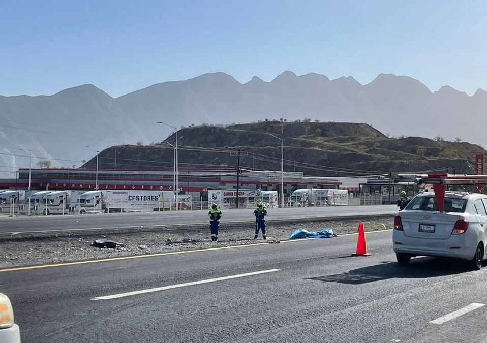 Mujer atropellada en en la carretera libre a Saltillo. / Víctor González
